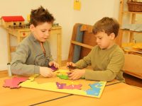 Kinder der Montessorie Schule spielen